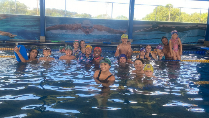 Família participa de dinâmica especial na natação infantil da AABB
